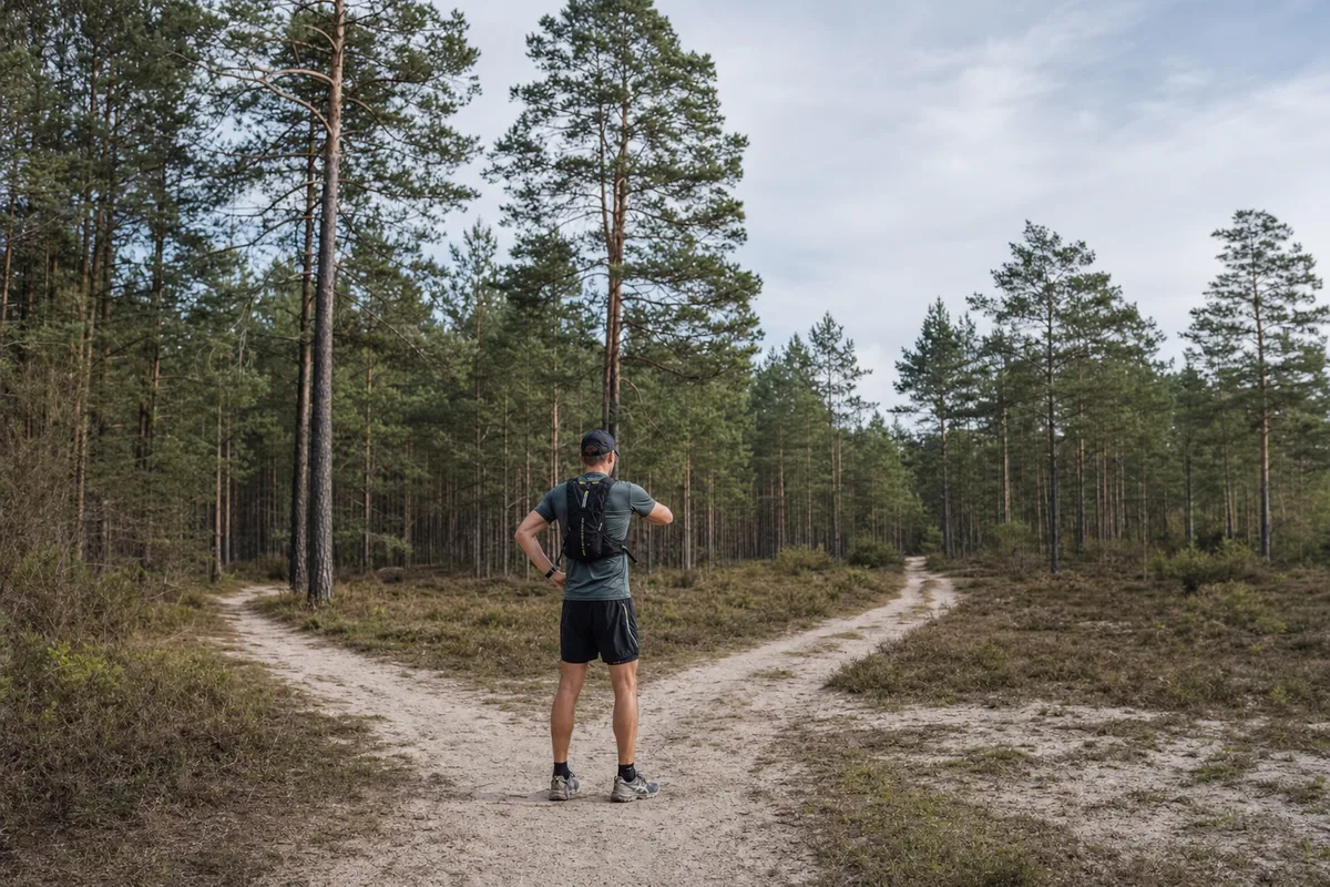 Randonneur coureur vérifiant son itinéraire sur sa montre GPS en pleine nature